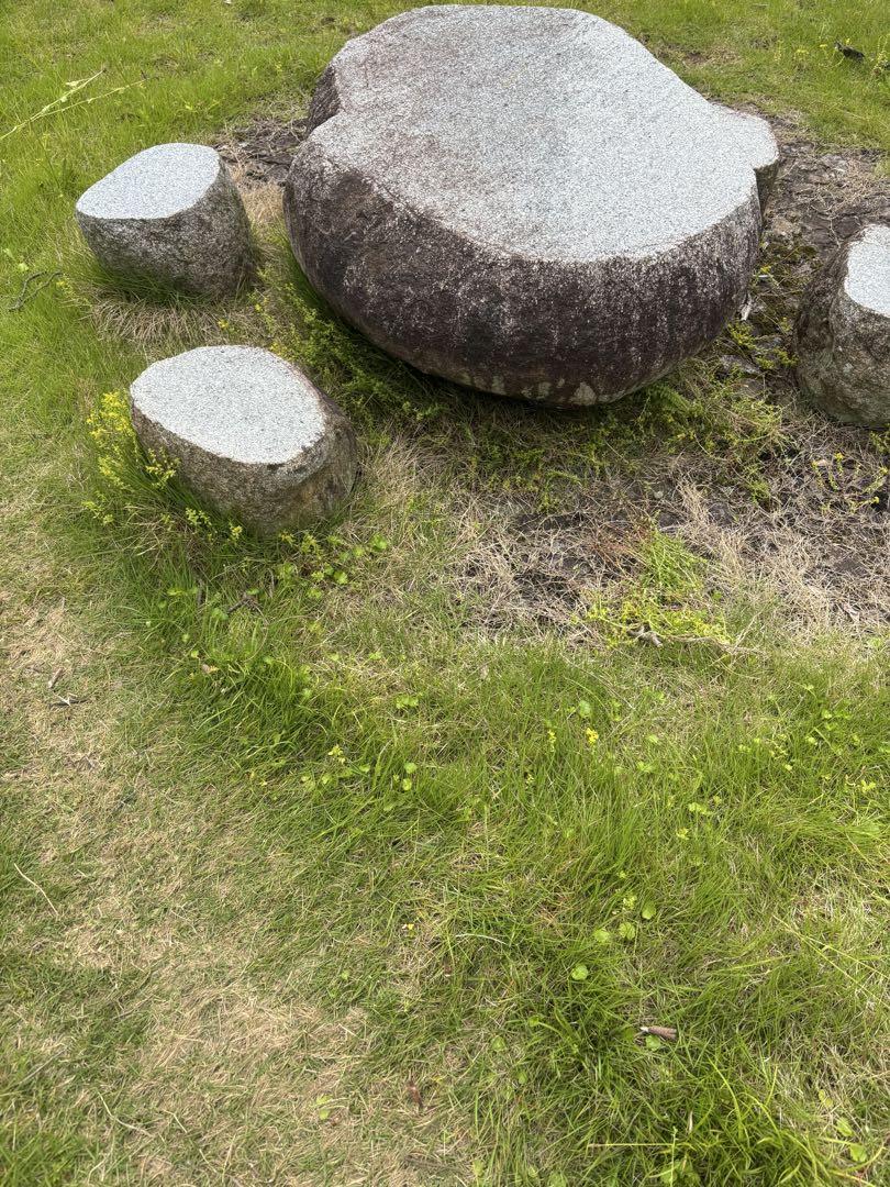 庭の石テーブル