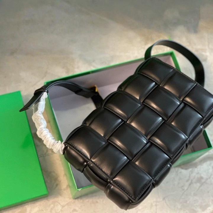 即日発送★Bottega Venetaブラック パディング ショルダーバッグ 26,864円