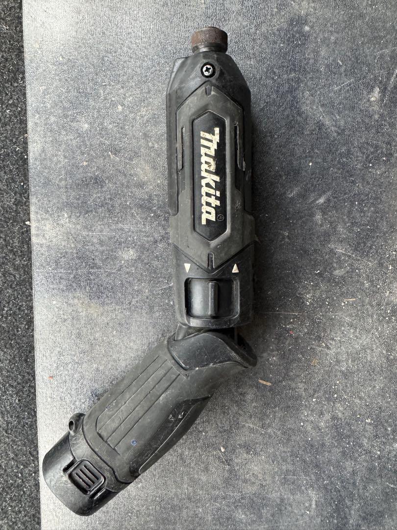 Makita 充電式ペンインパクトドライバー ケース、充電器、バッテリー付き。