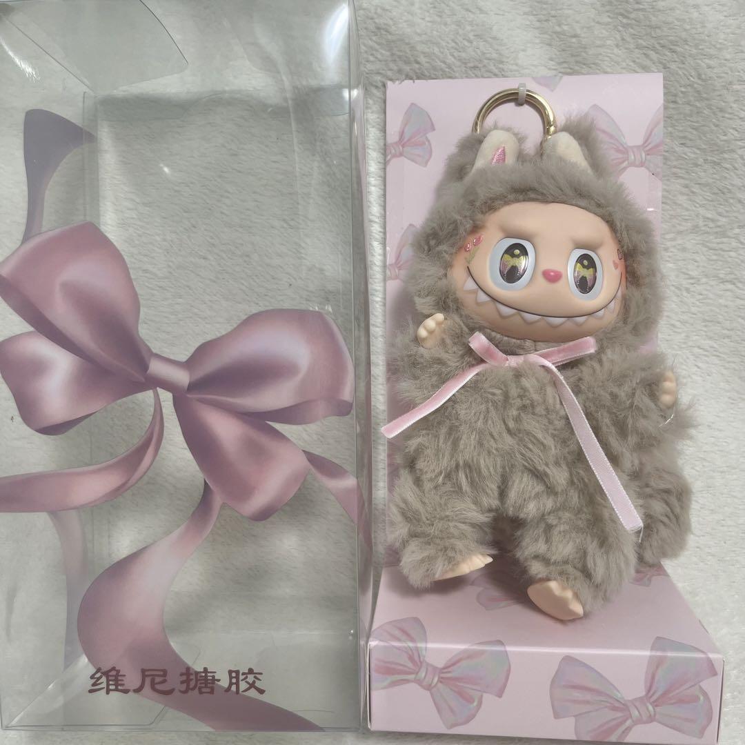 Labubu ピンクリボンAngel ふわふわ　ぬいぐるみ Labubu ZIMOMO ふわふわ ぬいぐるみ ラブブ Angel ピンク - メルカリ