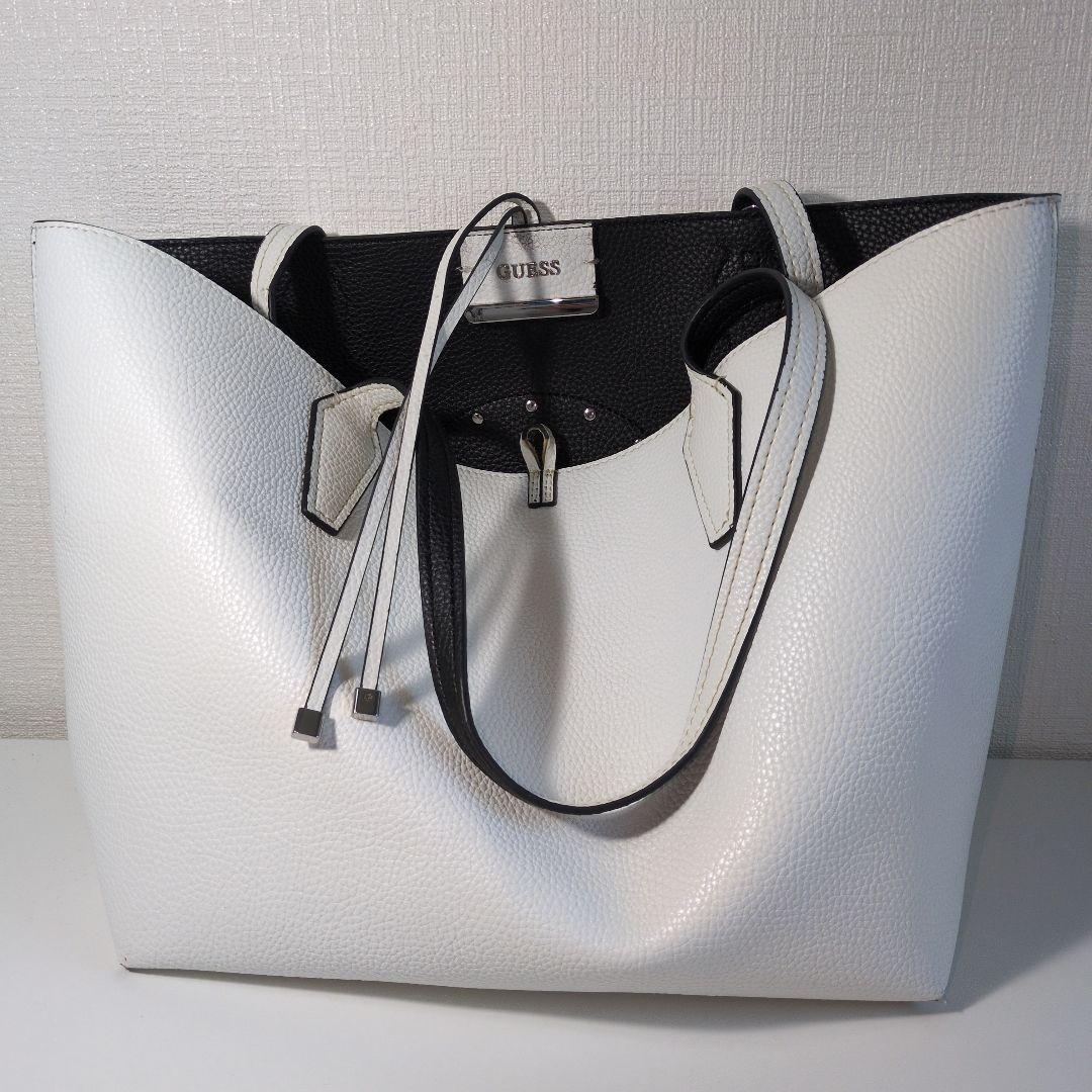 GUESS ホワイト ショルダーバッグ GUESS ホワイト ショルダーバッグ - メルカリ