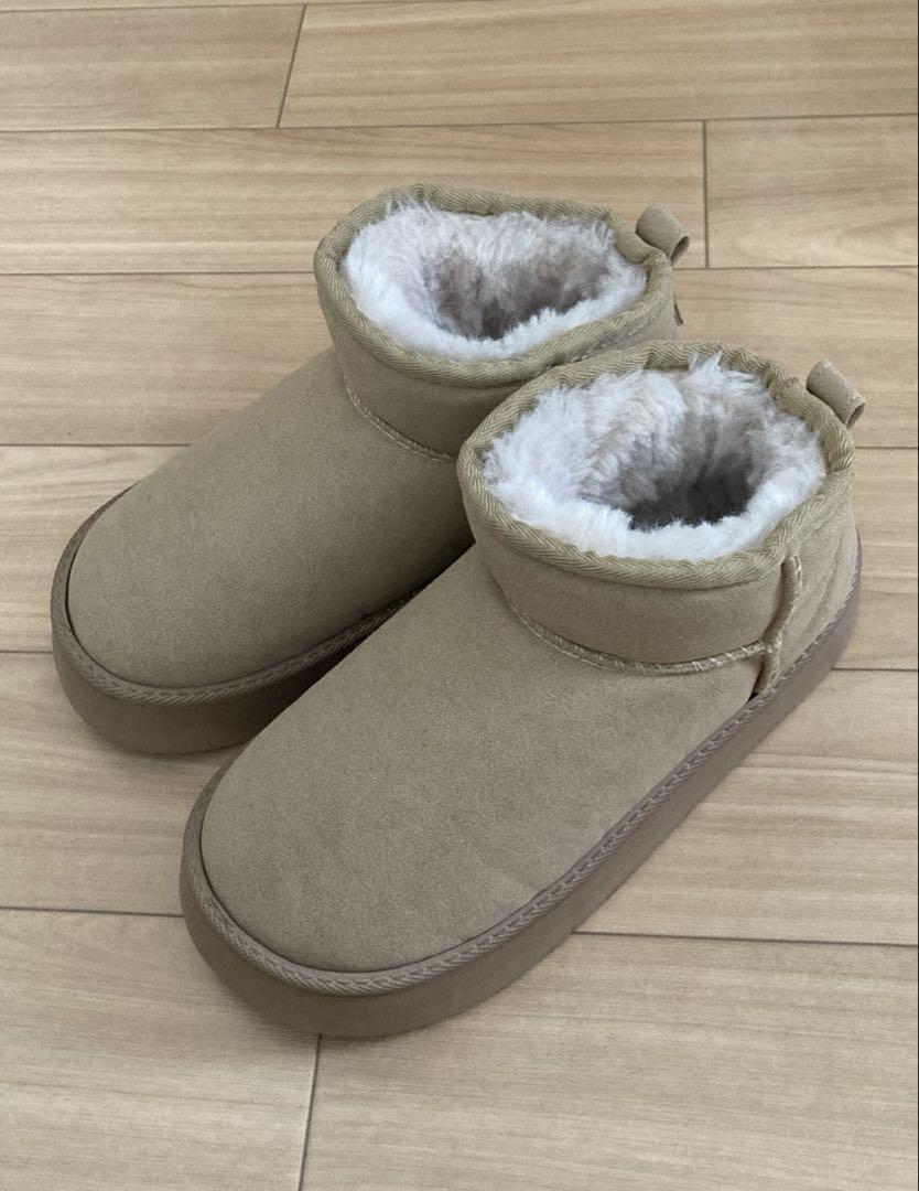 MONCLER Wallabee ベージュムートンブーツ激安！