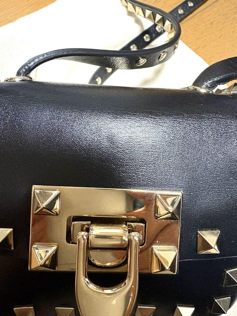 美品ヴァレンティノ　ロックスタッズ シャイニーカーフスキン ショルダーストラップ 美品ヴァレンティノ ロックスタッズ シャイニーカーフスキン