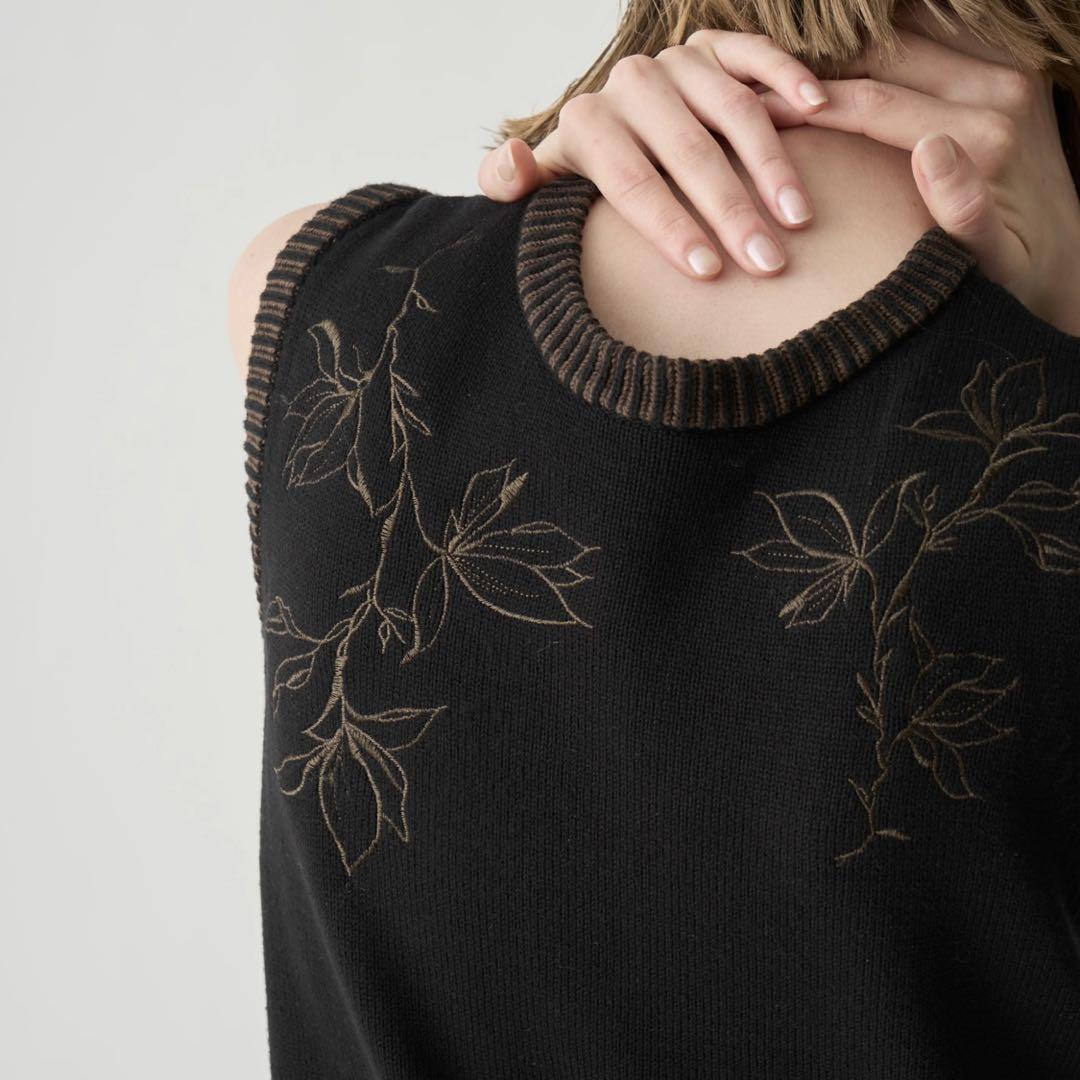willfully flower no sleeve knit OP