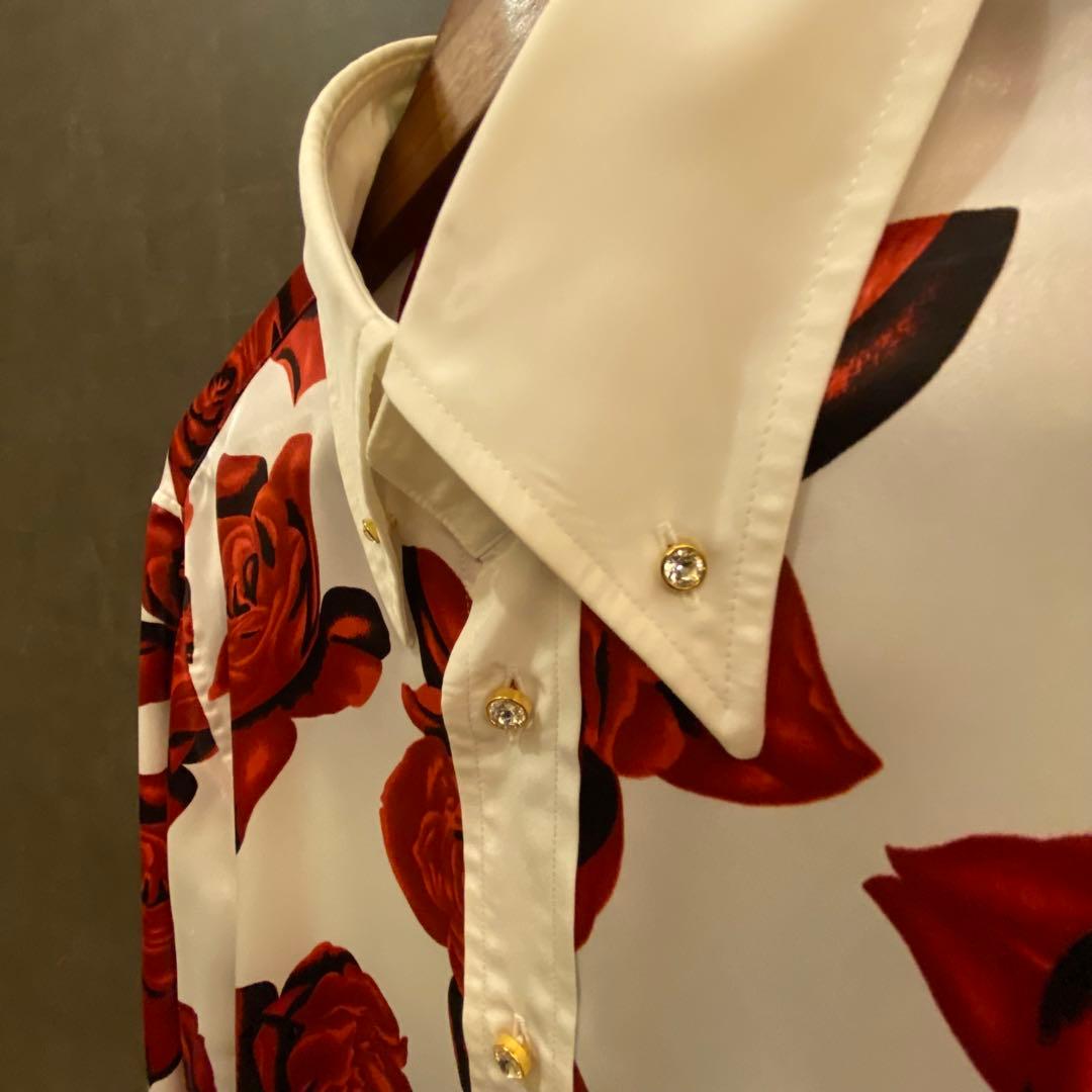 赤いバラプリント 長袖シャツ 赤いバラプリント 長袖シャツ