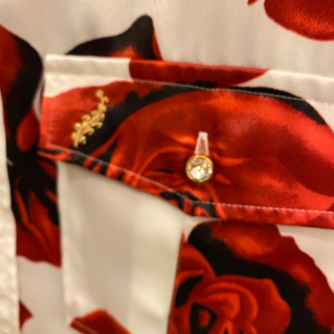 赤いバラプリント 長袖シャツ 赤いバラプリント 長袖シャツ