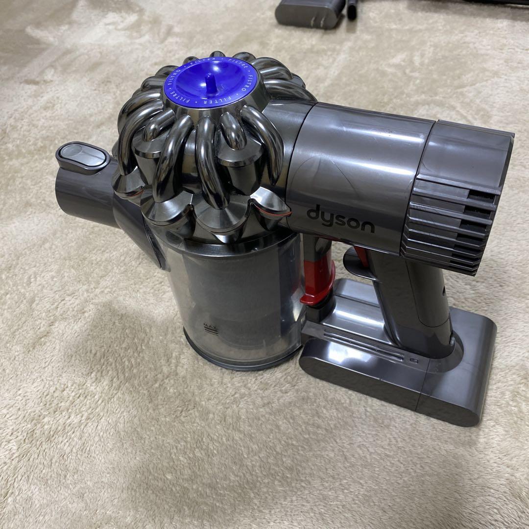 Dyson DC61ハンディクリーナー 各種アタッチメント付き　稼働する Dyson DC61ハンディクリーナー 各種アタッチメント付き 稼働する