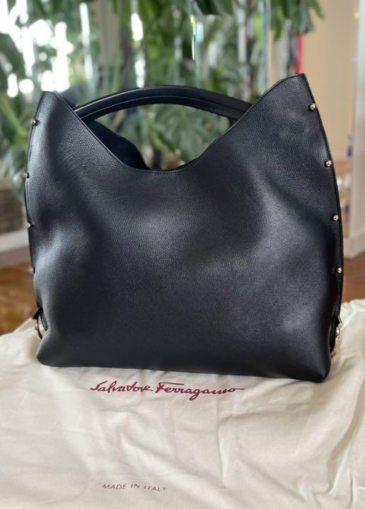 FERRAGAMO サルヴァトーレフェラガモ　ホーボーバッグ(ブラック)美品！