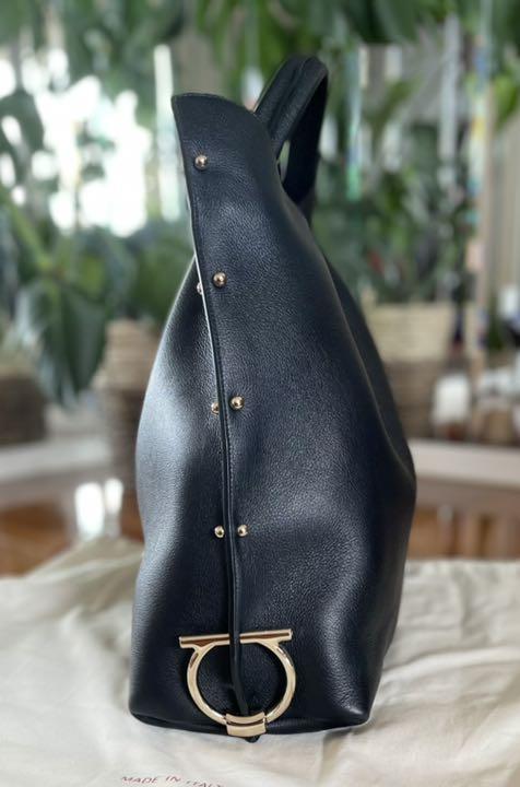 FERRAGAMO サルヴァトーレフェラガモ　ホーボーバッグ(ブラック)美品！