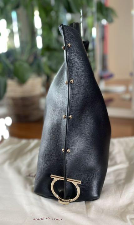 FERRAGAMO サルヴァトーレフェラガモ　ホーボーバッグ(ブラック)美品！