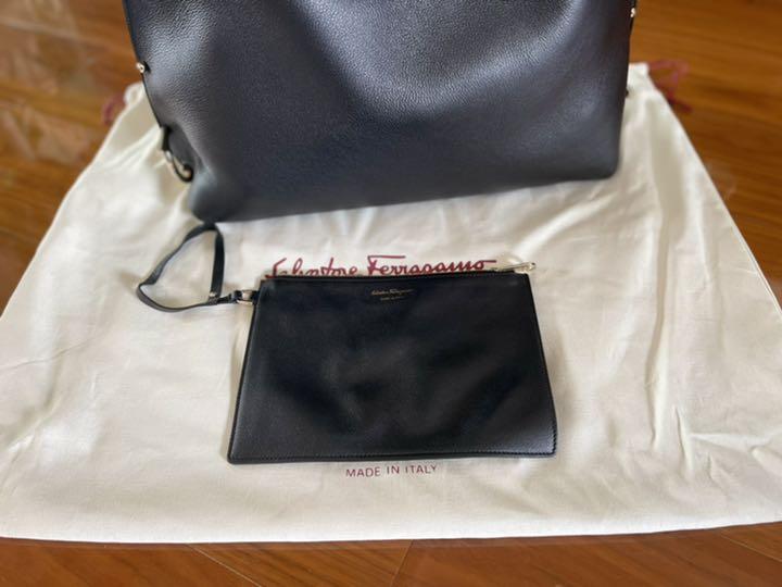 FERRAGAMO サルヴァトーレフェラガモ　ホーボーバッグ(ブラック)美品！