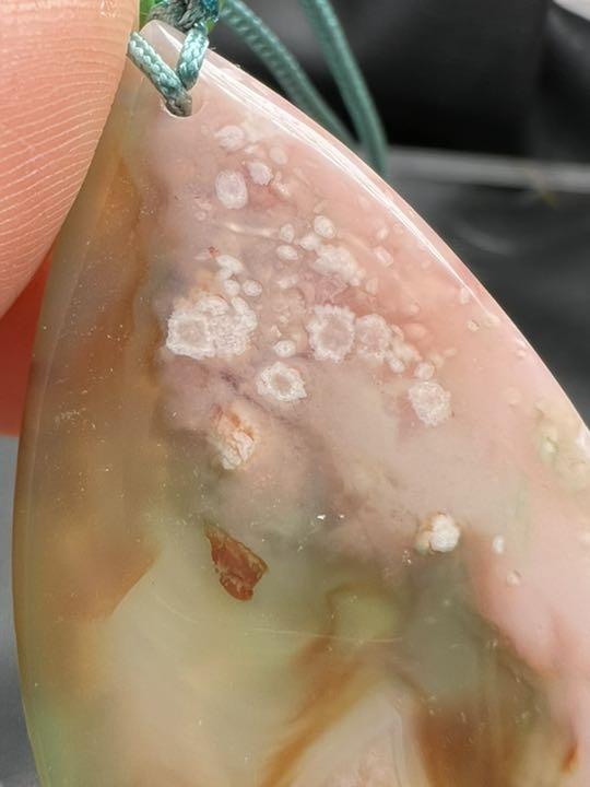 0622135  特価　結晶入り桜瑪瑙ネックレス28*43ミリ　赤色鉱物入り✨
