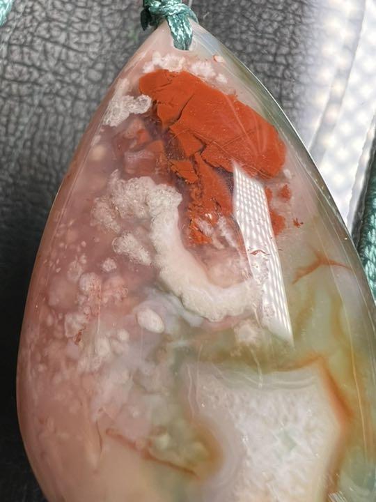 0622135  特価　結晶入り桜瑪瑙ネックレス28*43ミリ　赤色鉱物入り✨