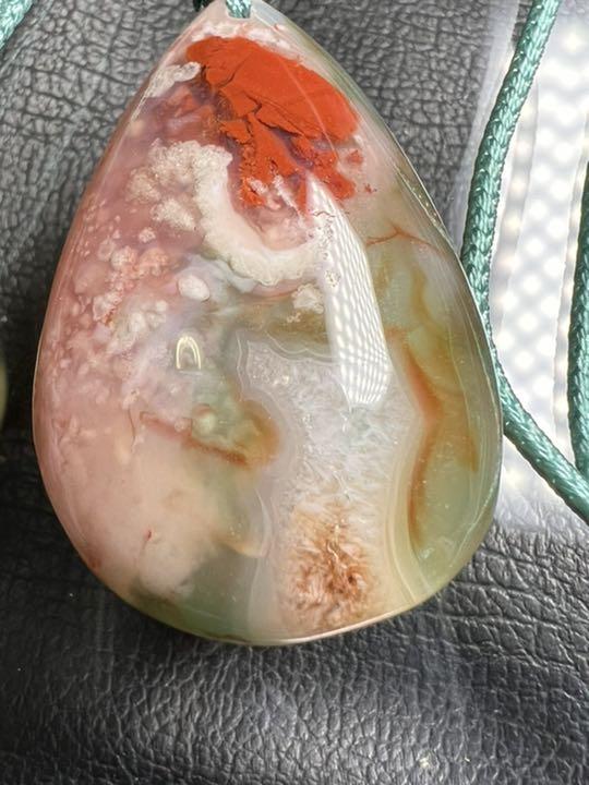 0622135  特価　結晶入り桜瑪瑙ネックレス28*43ミリ　赤色鉱物入り✨
