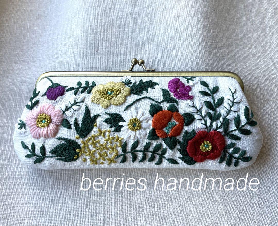 Poppyのがま口ポーチ　手刺繍　ウール刺繍　ハンドメイド Poppyのがま口ポーチ手刺繍ウール刺繍ハンドメイド