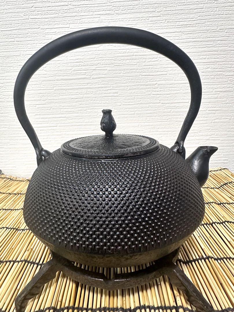 ＵＳＥＤ、良品　南部秀山 佐藤秀次郎造　１３型アラレ　鉄瓶　南部鉄瓶　南部鉄器