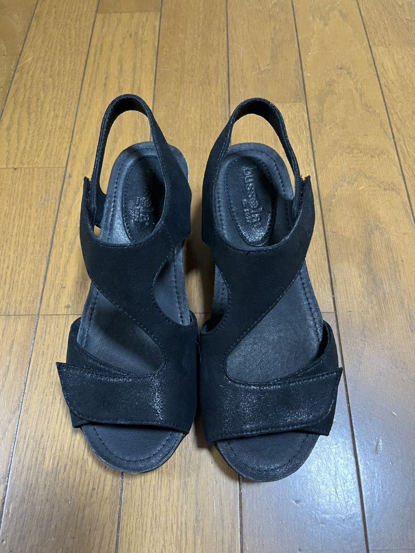 黒いクロスストラップコンフォートサンダル