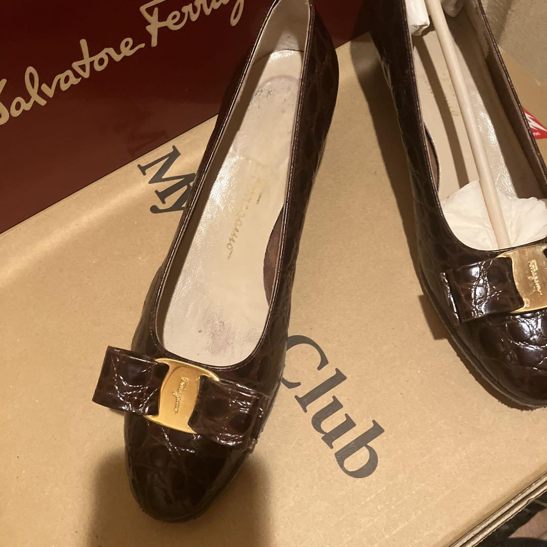 美品　ferragamo　フェラガモ　ヴァラ　リボンクロコ型押し　パンプス701