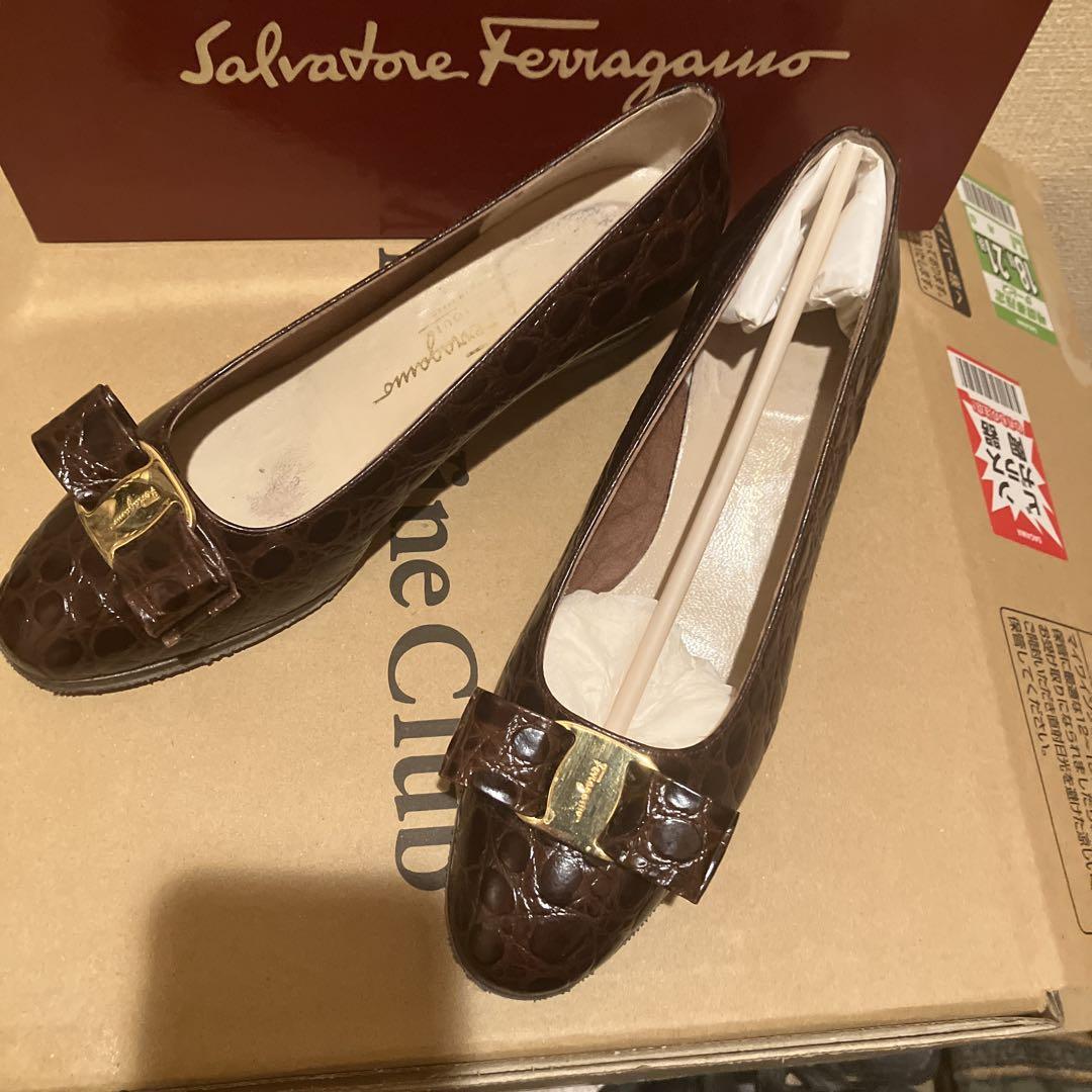 美品　ferragamo　フェラガモ　ヴァラ　リボンクロコ型押し　パンプス701