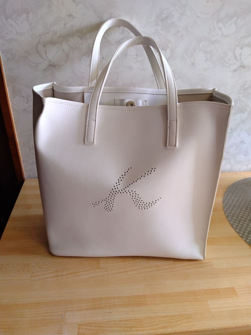 Kロゴ 透かしデザイン ショルダーバッグ ホワイト