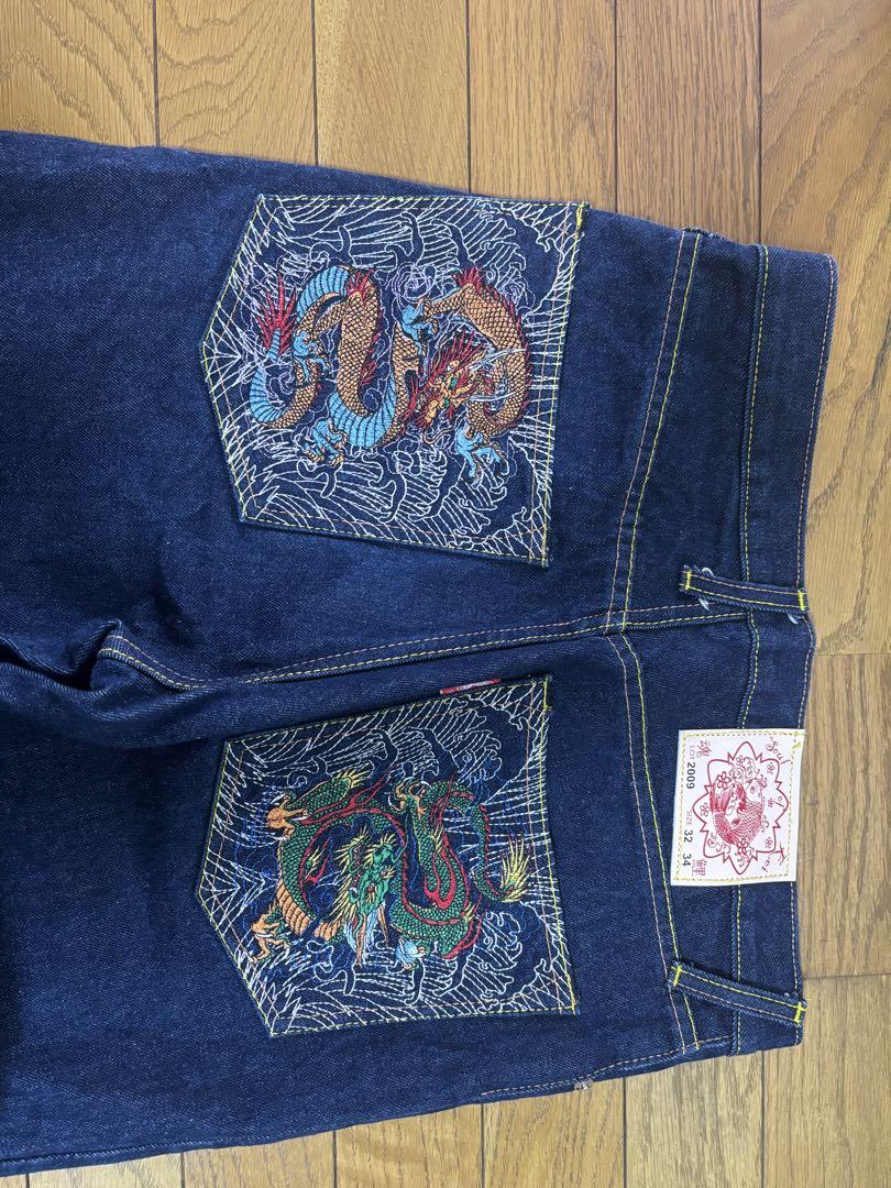 魂鯉 Soul Koi の 刺繍入りジーンズ 和柄好きの方おすすめです。