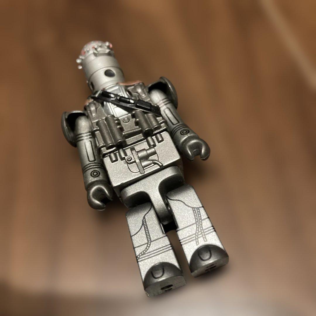 キューブリック シルバー ロボット フィギュア