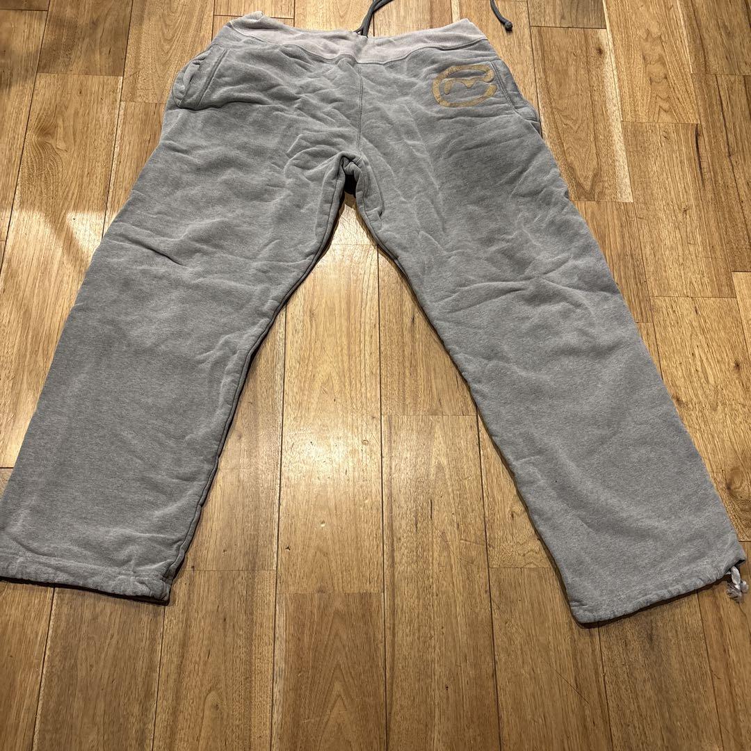 グレー スウェットパンツ 赤いパッチ 金色ロゴ グレー スウェットパンツ 赤いパッチ 金色ロゴ