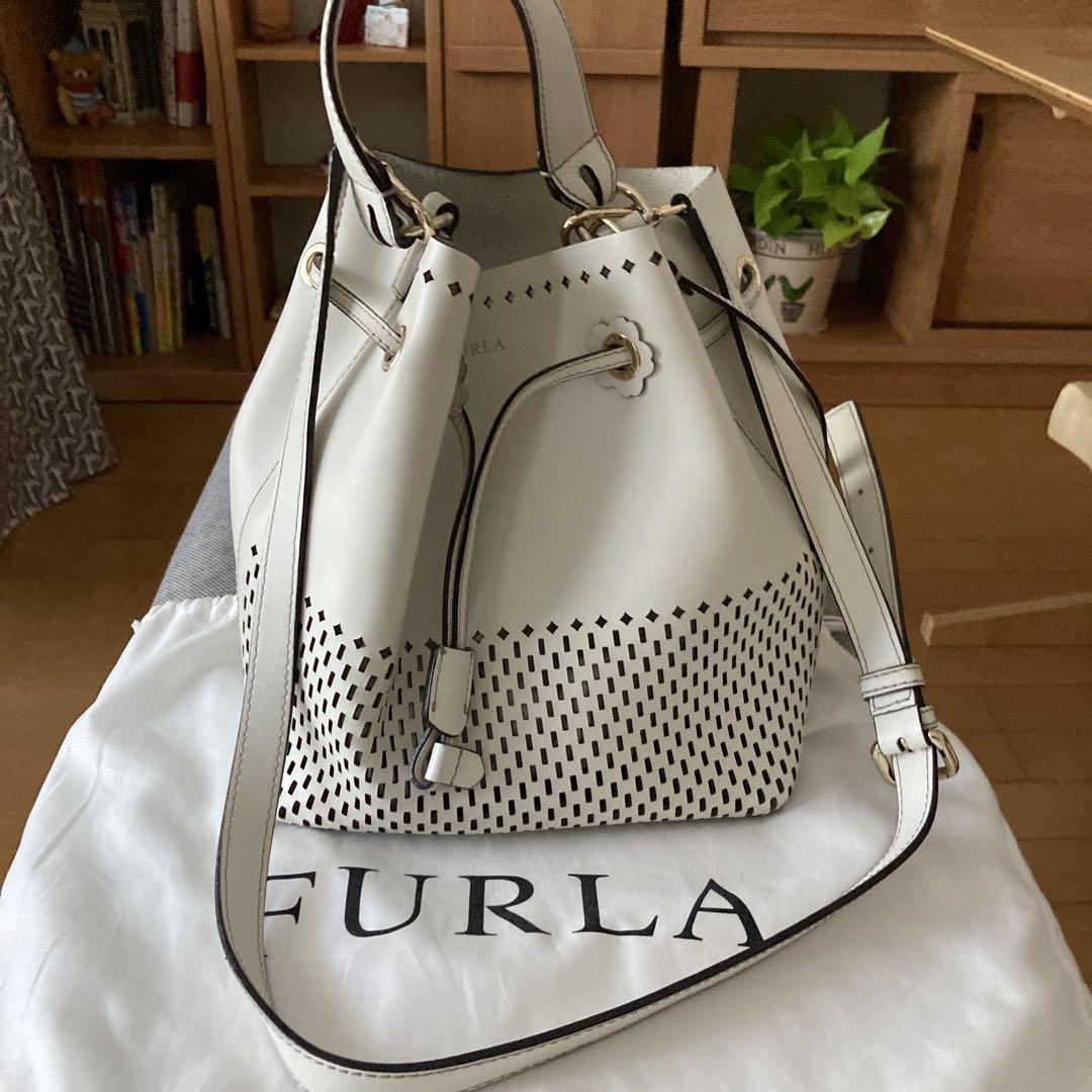 ら*び様 FURLA バケツバッグ ホワイト その他　おまとめ売り FURLA ホワイト バケツ型ショルダーバッグ - メルカリ