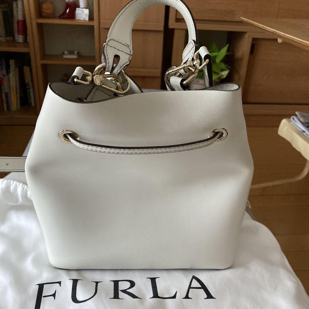 ら*び様 FURLA バケツバッグ ホワイト その他　おまとめ売り FURLA ホワイト バケツ型ショルダーバッグ - メルカリ