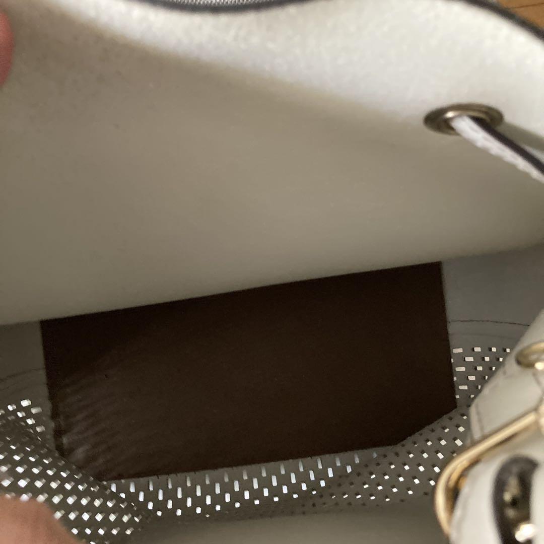 ら*び様 FURLA バケツバッグ ホワイト その他　おまとめ売り FURLA ホワイト バケツ型ショルダーバッグ - メルカリ