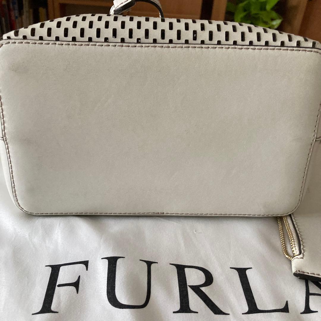 FURLA ホワイト バケツ型ショルダーバッグ FURLA ホワイト バケツ型ショルダーバッグ