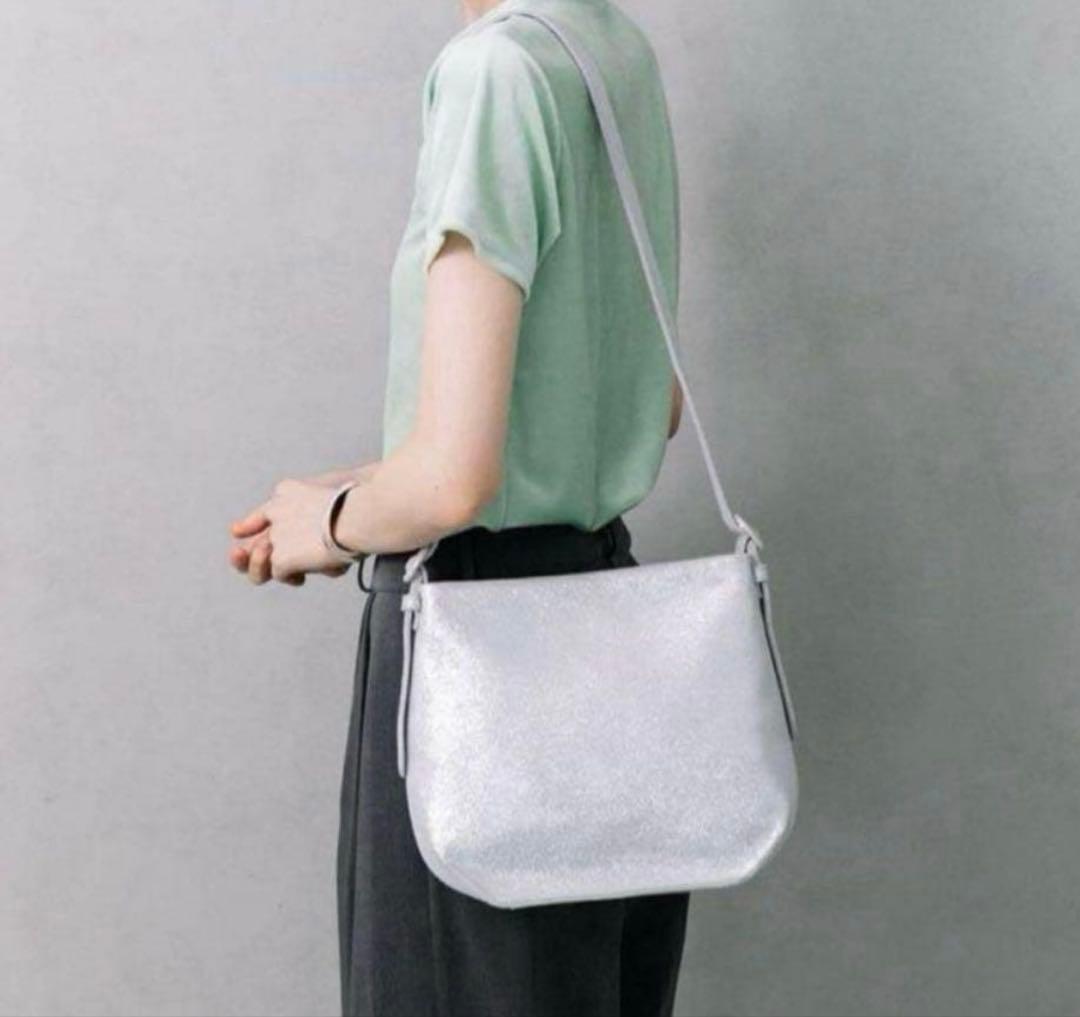 新品タグ付 Beaure ビュレ 牛革 レザーショルダーバッグ シルバー ラメ 新品タグ付 Beaure ビュレ 牛革 レザーショルダーバッグ シルバー ラメ