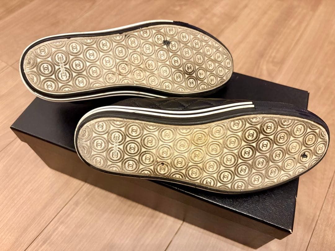 CHANEL ブラック キルティング スニーカー CHANEL ブラック キルティング スニーカー