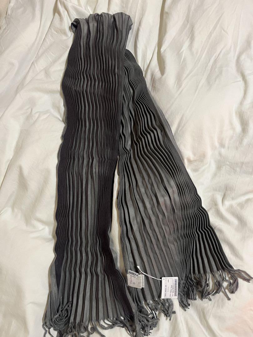 【男女兼用】 ISSEY MIYAKE プリーツマフラー グレー系