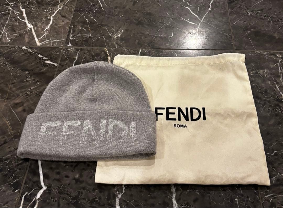 【新品未使用】FENDI グレー ニット帽　保存袋付き