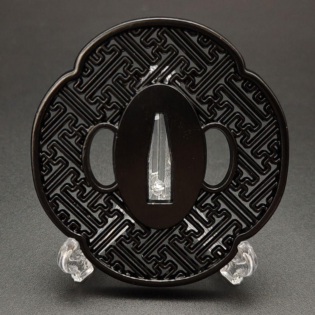 武具　刀剣　鍔　骨董　唐草の図 GK 日本刀装具 刀鍔 唐草の図 黒色 合金製 刀剣美術 - メルカリ