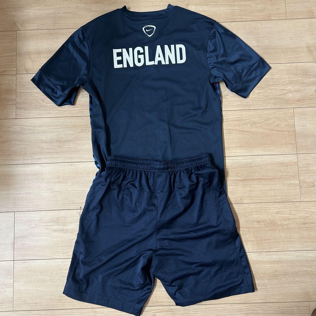 サッカー　NIKE製　トレーニングウェア　シャツ　パンツ