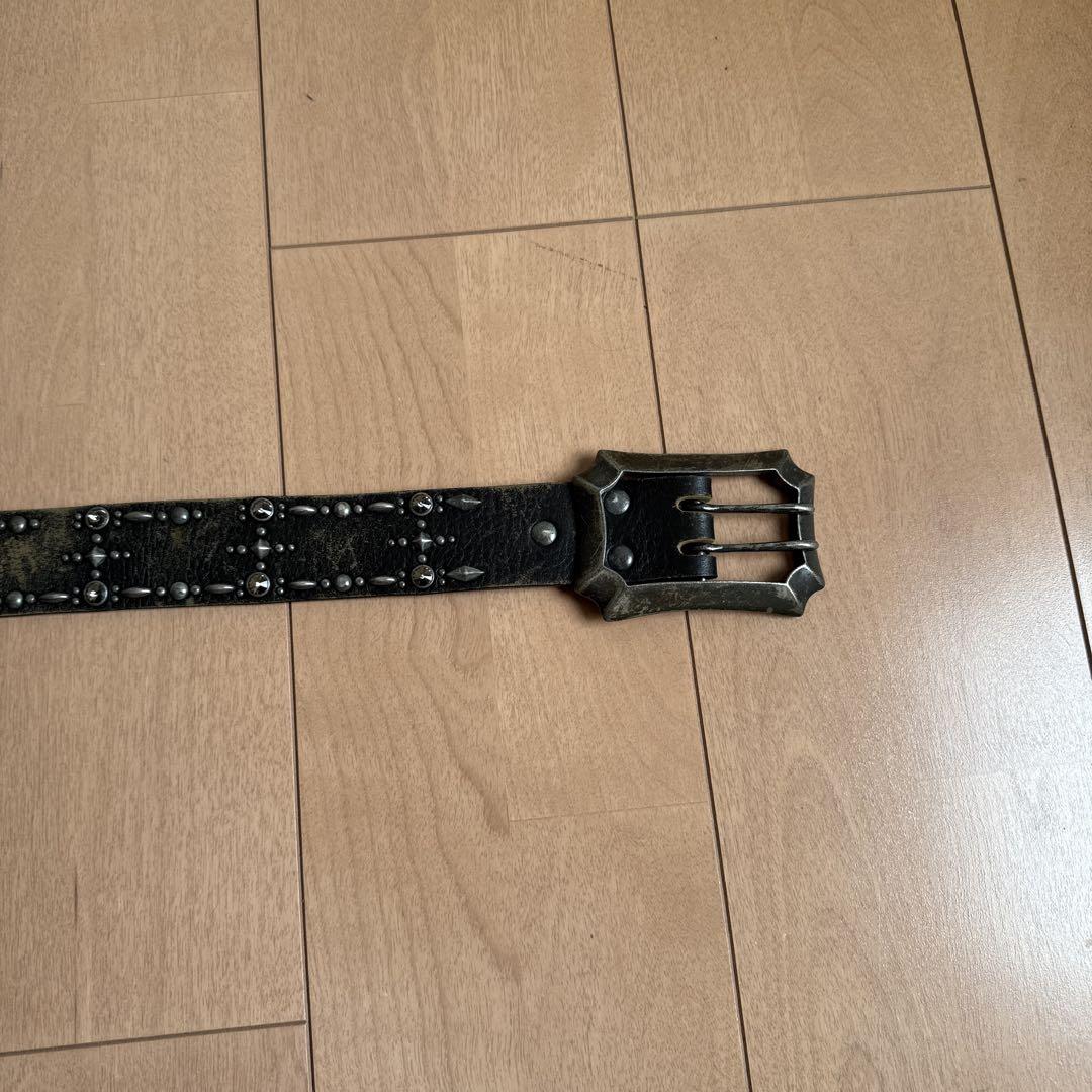 黒いスタッズ付きレザーベルト