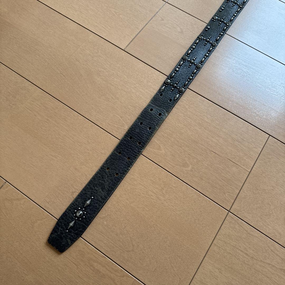 黒いスタッズ付きレザーベルト
