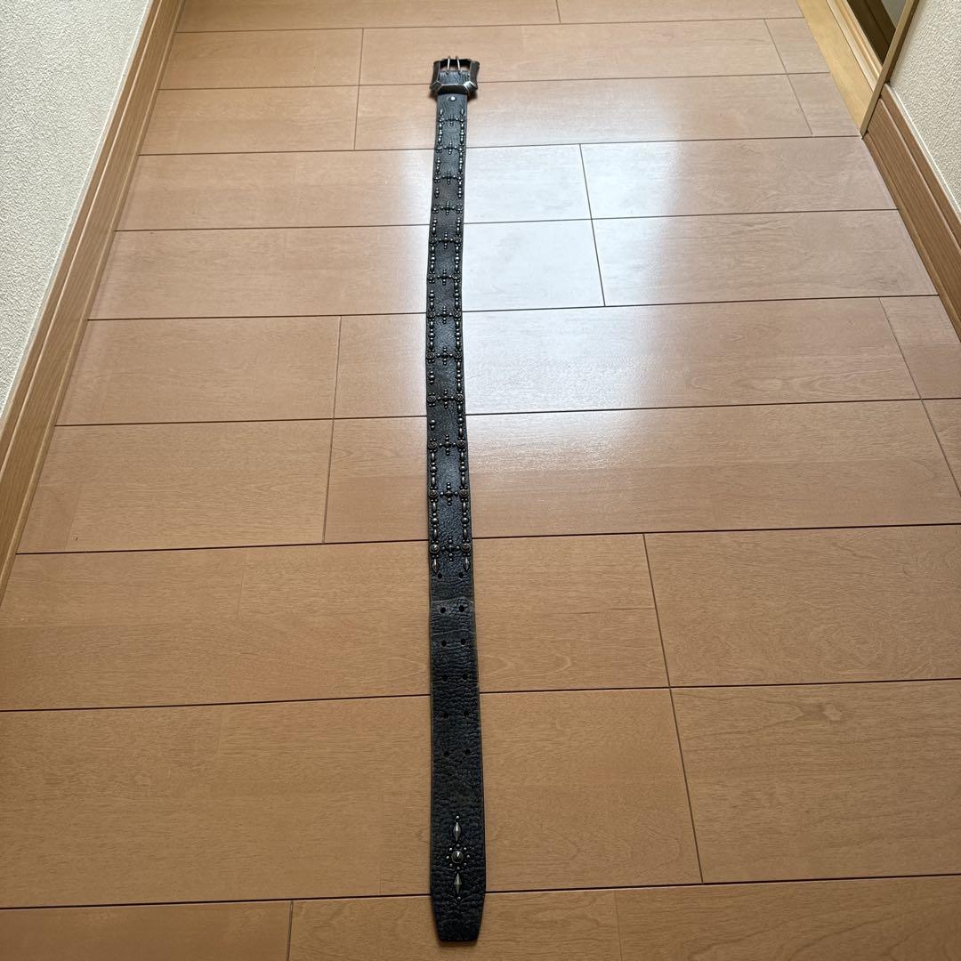 黒いスタッズ付きレザーベルト