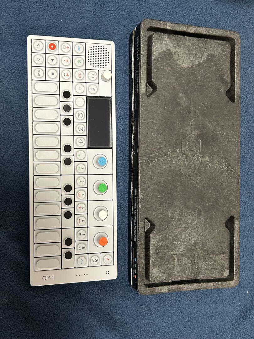 Teenage Engineering OP-1 シンセサイザー