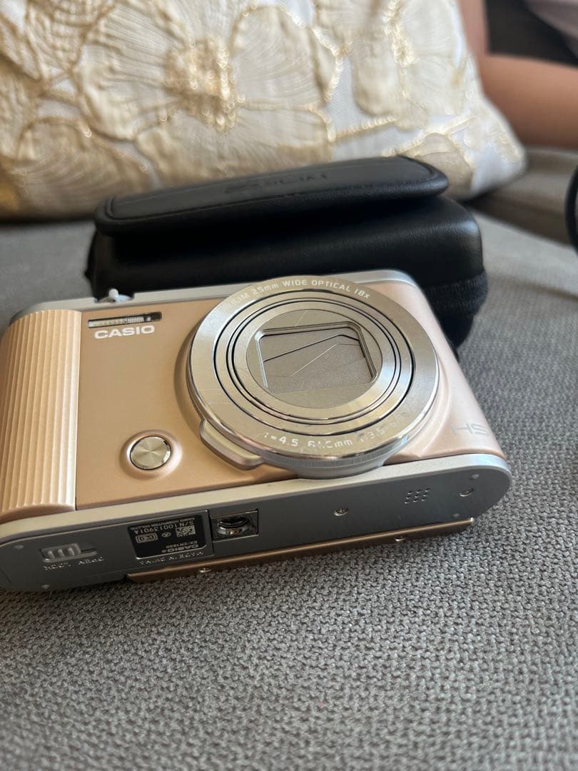 【CASIOデジカメ】ゴールド