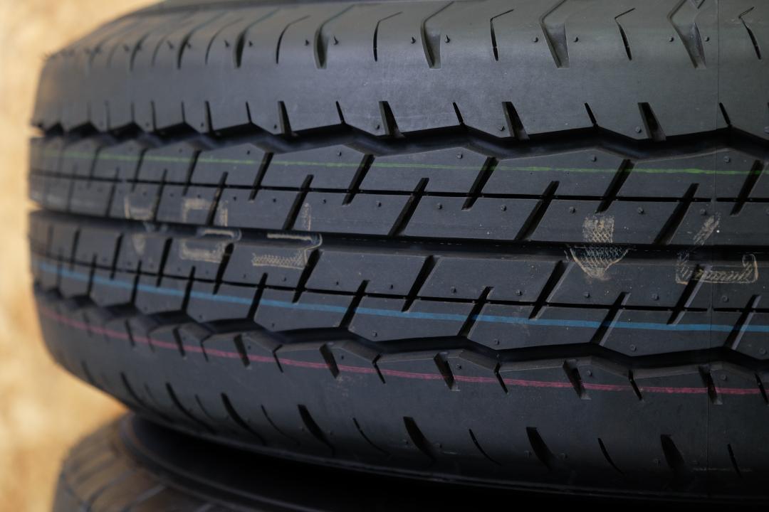 ハイエース純正 スチール 15インチ ダンロップ195/80R15 ほぼ