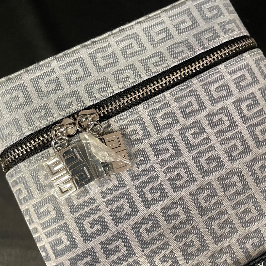 ✨未使用✨大人気 GIVENCHY ポーチ 二つ セット ロゴ刺繍