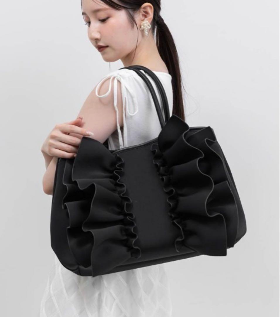 randa フリル付き黒トートバッグ