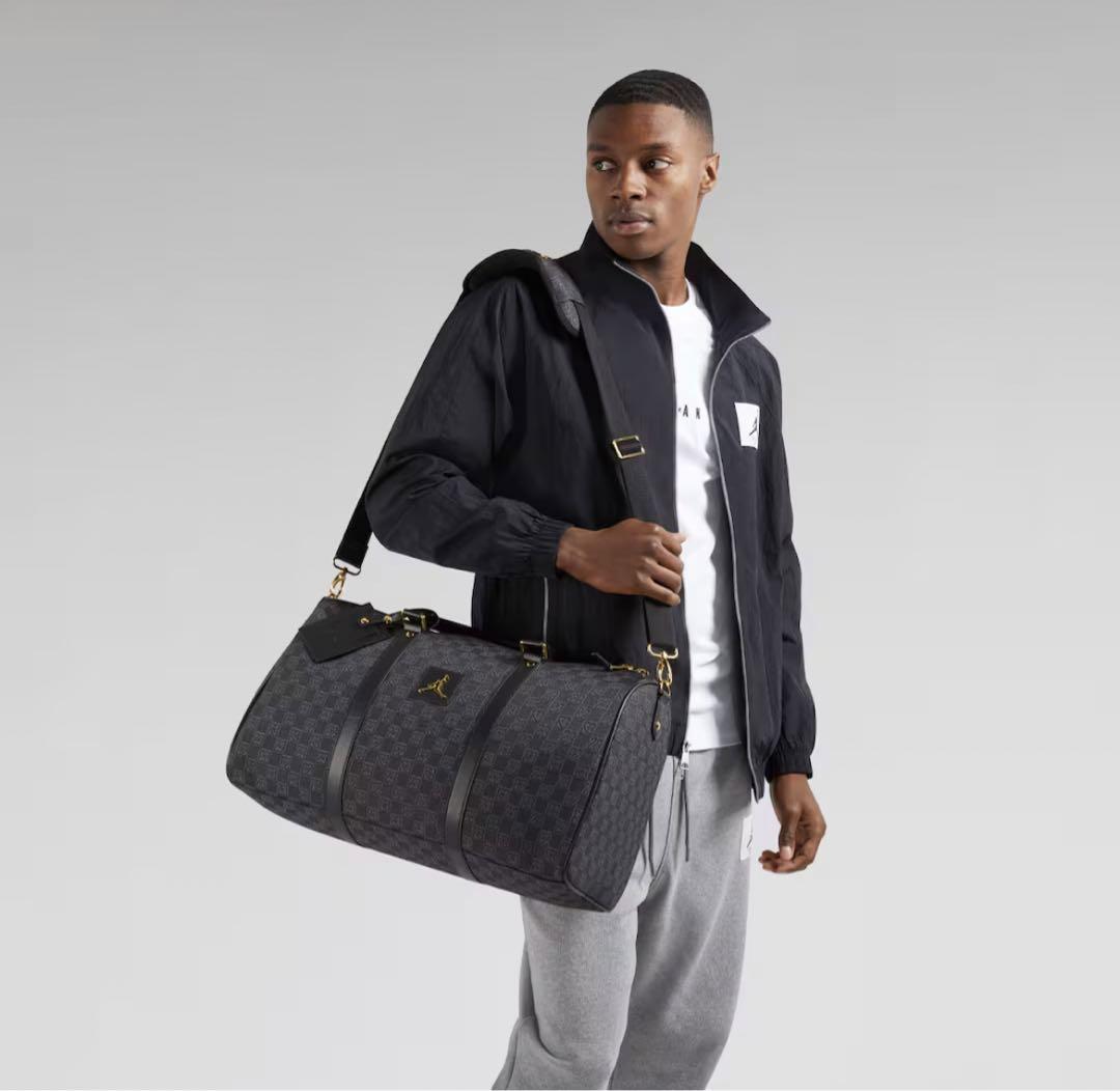 JORDAN MONOGRAM DUFFLE BAG BLACK 黒　金