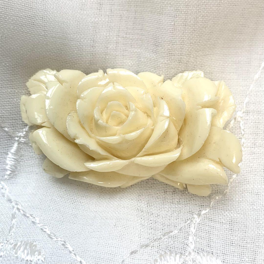 ヴィンテージブローチ 白珊瑚 薔薇彫刻 ホワイトローズ サンゴ バラ 花 上品①