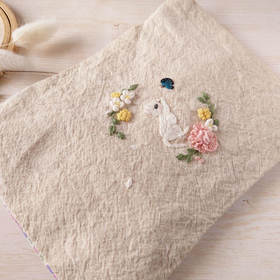 手刺繍入あずき/小豆のお腹ピロー【白猫と青い蝶々】