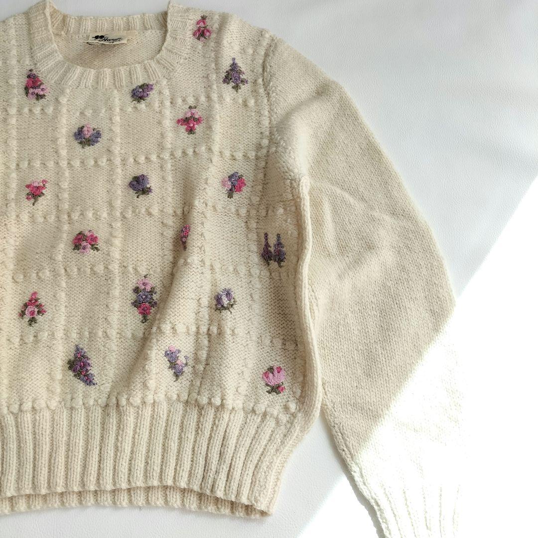 ニュージーランド 手編みセーター ウール100% ハンドニット 立体 花柄刺繍 - メルカリ