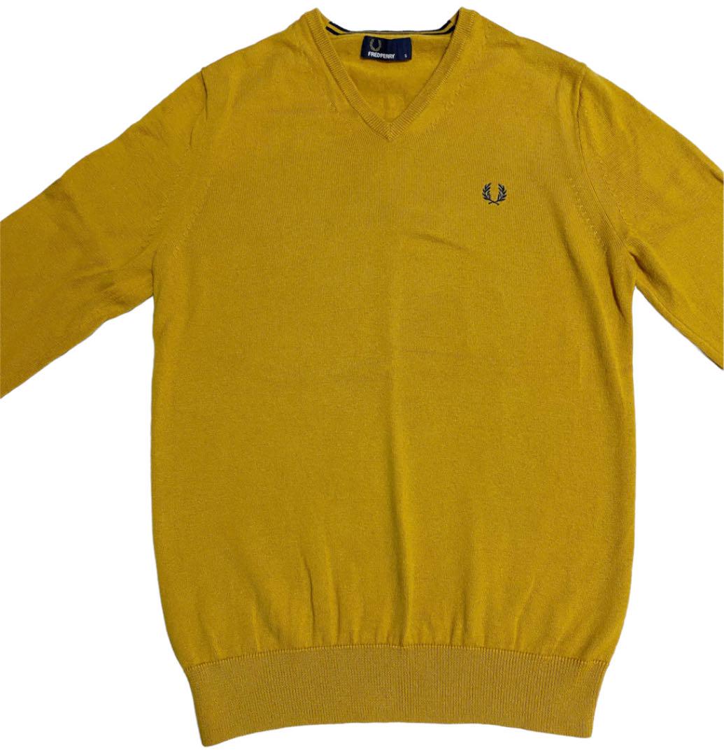 FRED PERRY ウール混 Vネック ニット セーター ロゴ刺繍 カラシ色 FRED PERRY ウール混 Vネック ニット セーター ロゴ刺繍 カラシ色